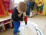 Šroubujeme, zatloukáme, vrtáme a řežeme -polytechnika ve školce